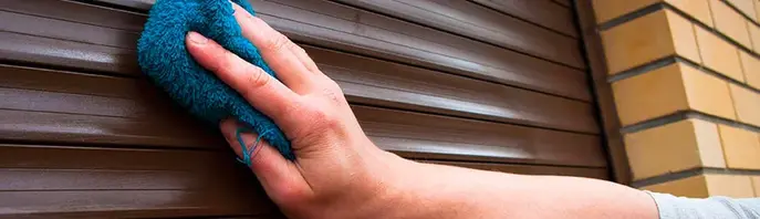 Cortinas de aluminio símil madera: diseño cálido con máxima durabilidad Cortina enrollable de aluminio símil madera instalada en fachada moderna, combinando estética natural y resistencia al clima