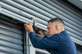 Cortina enrollable de aluminio instalada en fachada contemporánea, destacando seguridad, diseño moderno y resistencia al uso diario